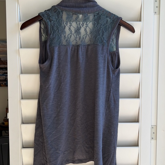 Grey sleeveless tunic sweater with lace top on back and flowy sides open front - Picture 4 of 6